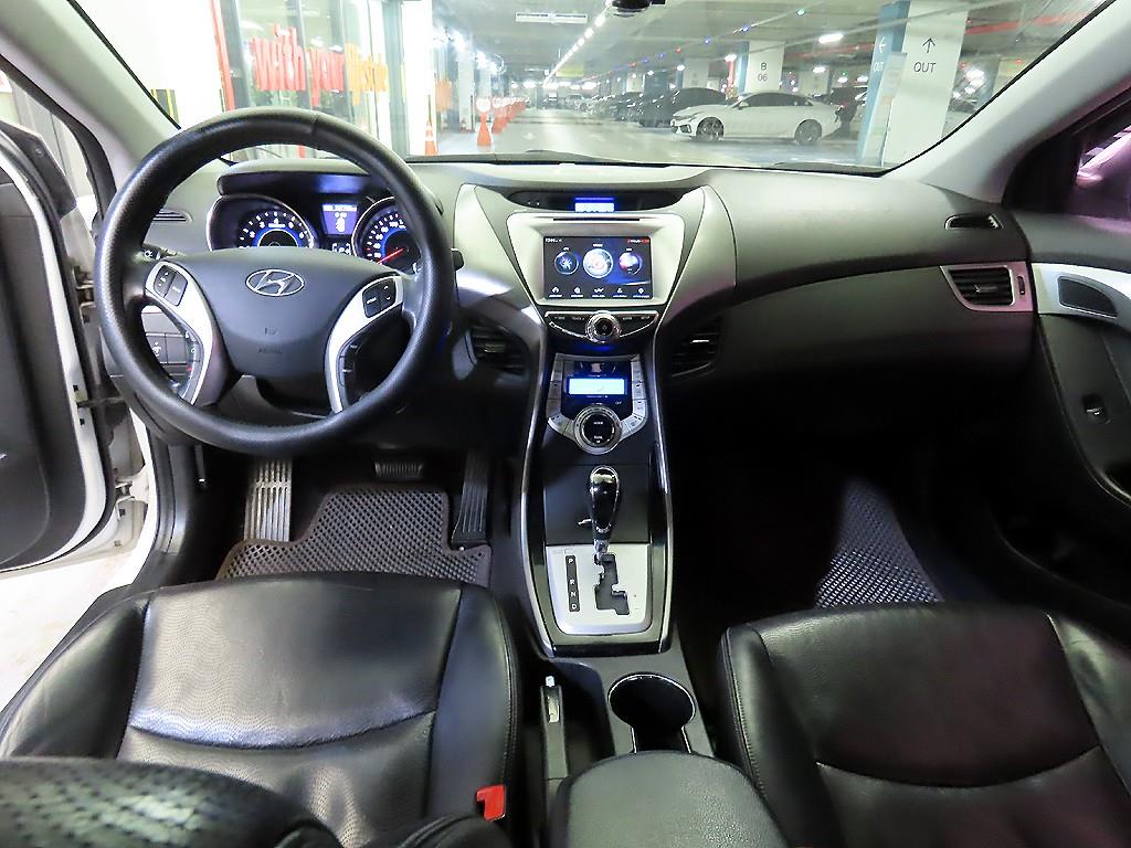 HYUNDAI Avante - Vista 10