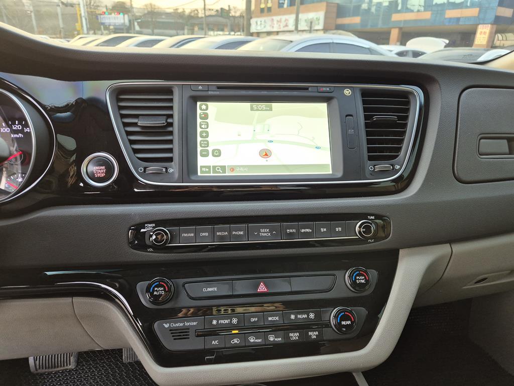 KIA Carnival - Vista 8