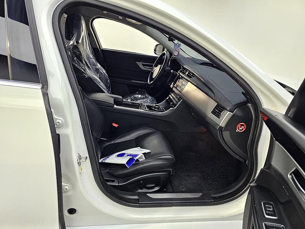 Jaguar XF - Vista 11