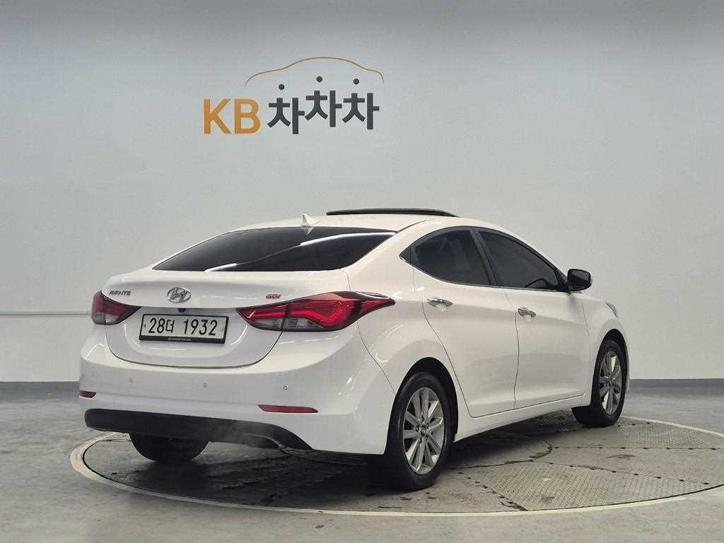 HYUNDAI Avante - Vista 3