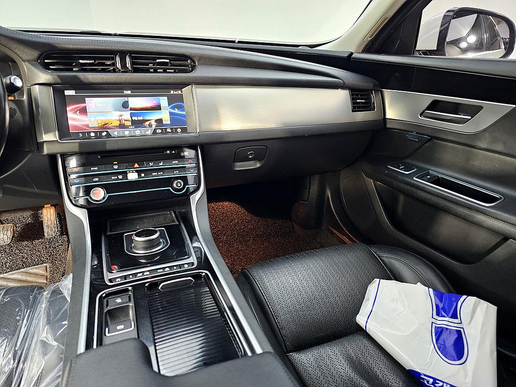 Jaguar XF - Vista 10