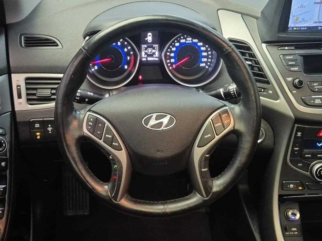 HYUNDAI Avante - Vista 9