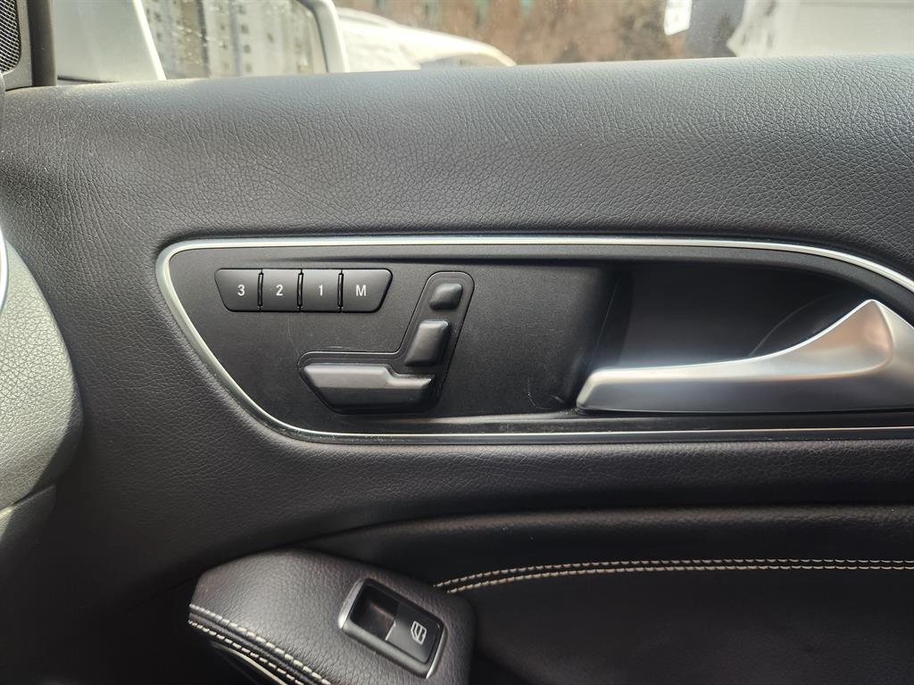 Mercedes Benz GLA Class - Vista 12