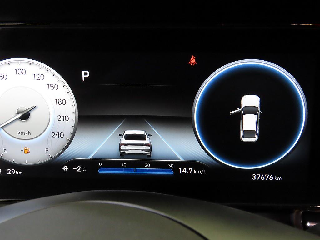 HYUNDAI Avante - Vista 9