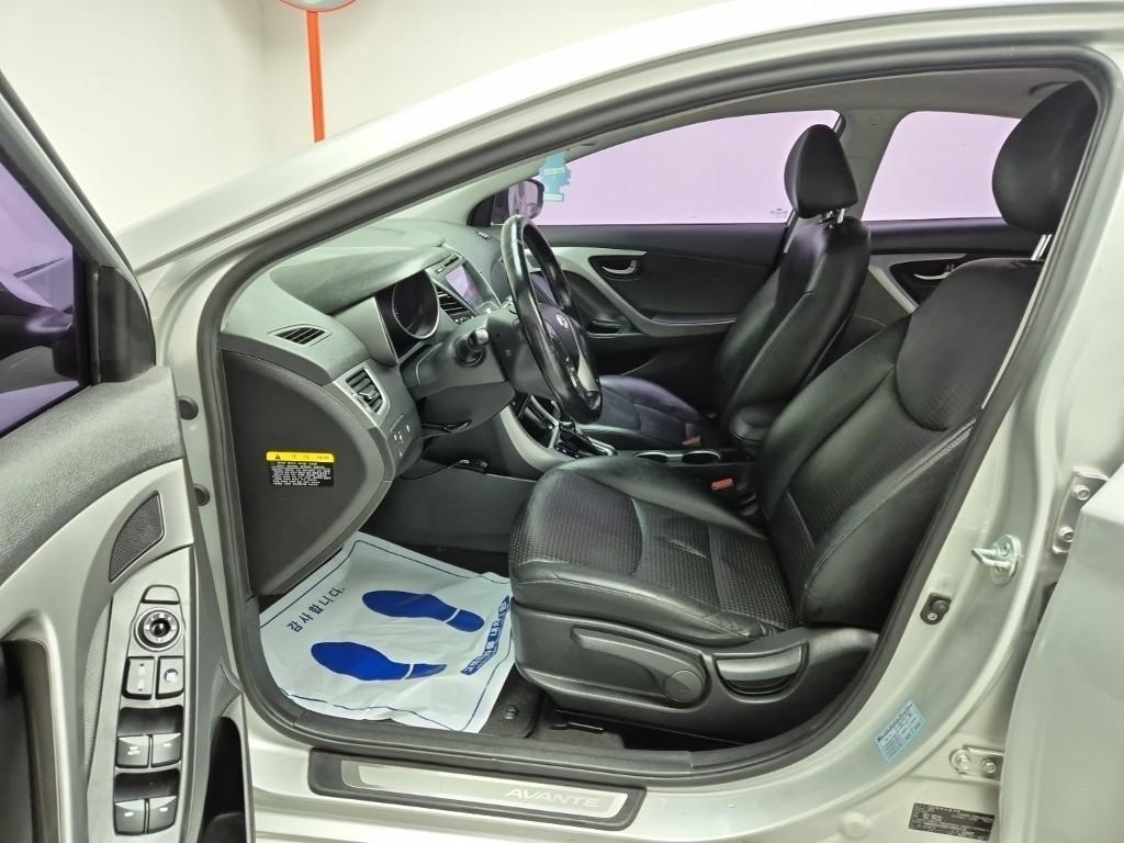 HYUNDAI Avante - Vista 11