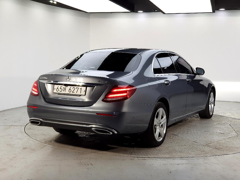 Mercedes Benz E class - Vista 4