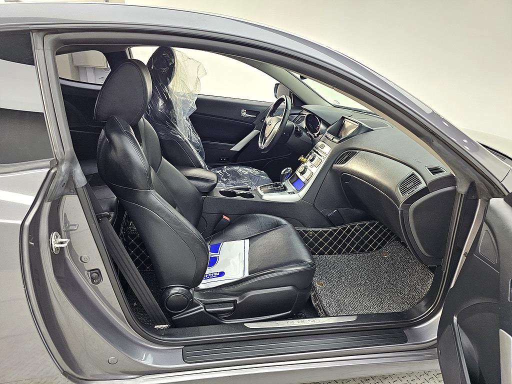 HYUNDAI Genesis - Vista 5