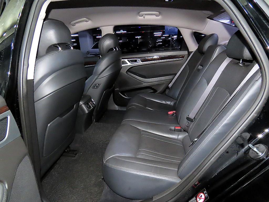 HYUNDAI Genesis - Vista 7