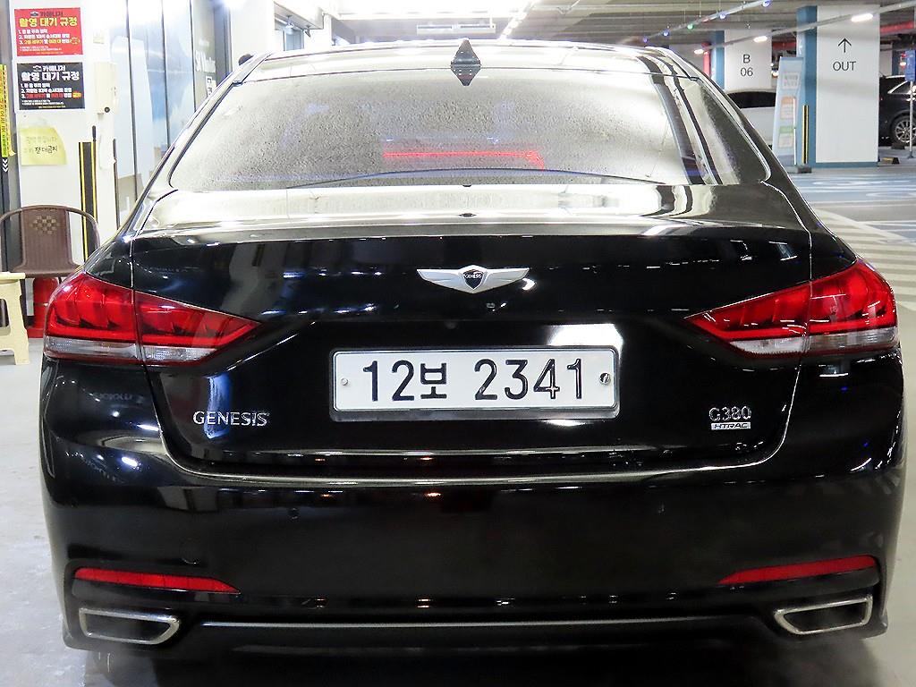 HYUNDAI Genesis - Vista 5