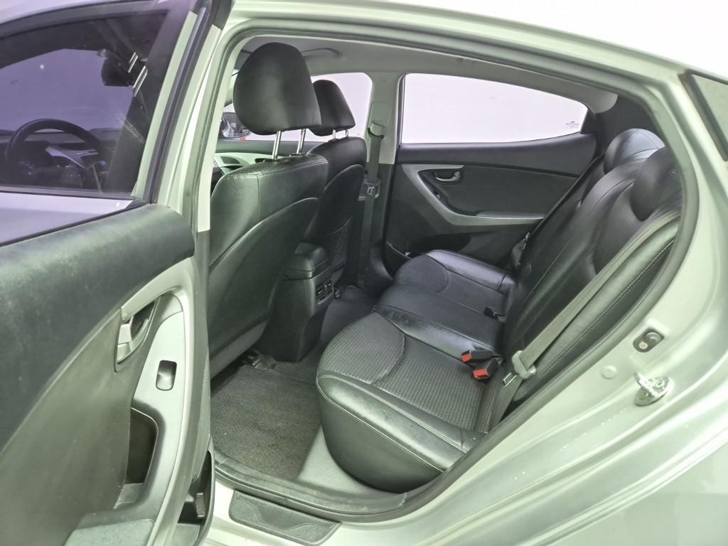 HYUNDAI Avante - Vista 12