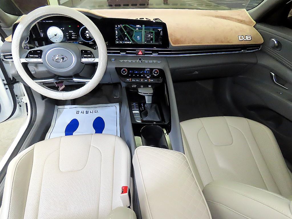 HYUNDAI Avante - Vista 10