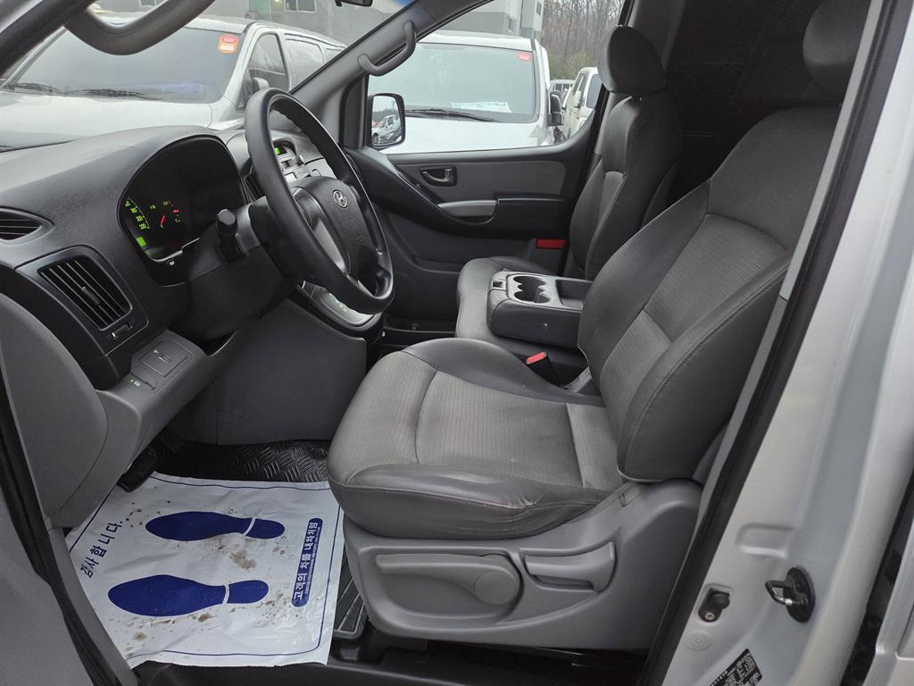 HYUNDAI Starex - Vista 9