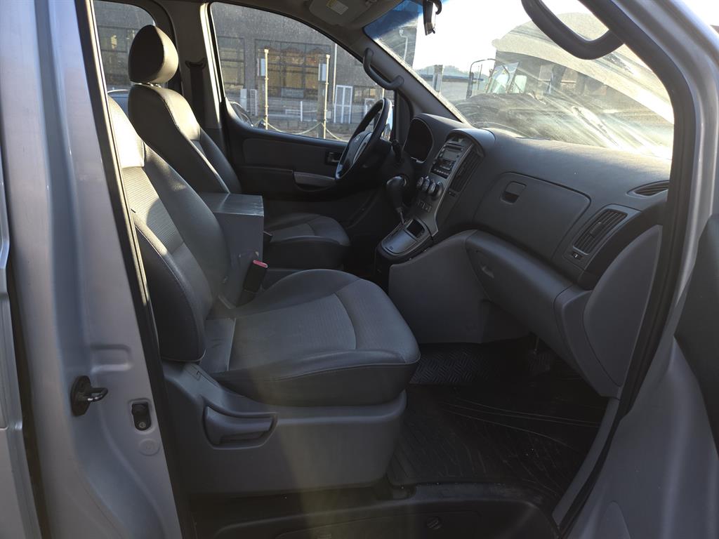 HYUNDAI Starex - Vista 10