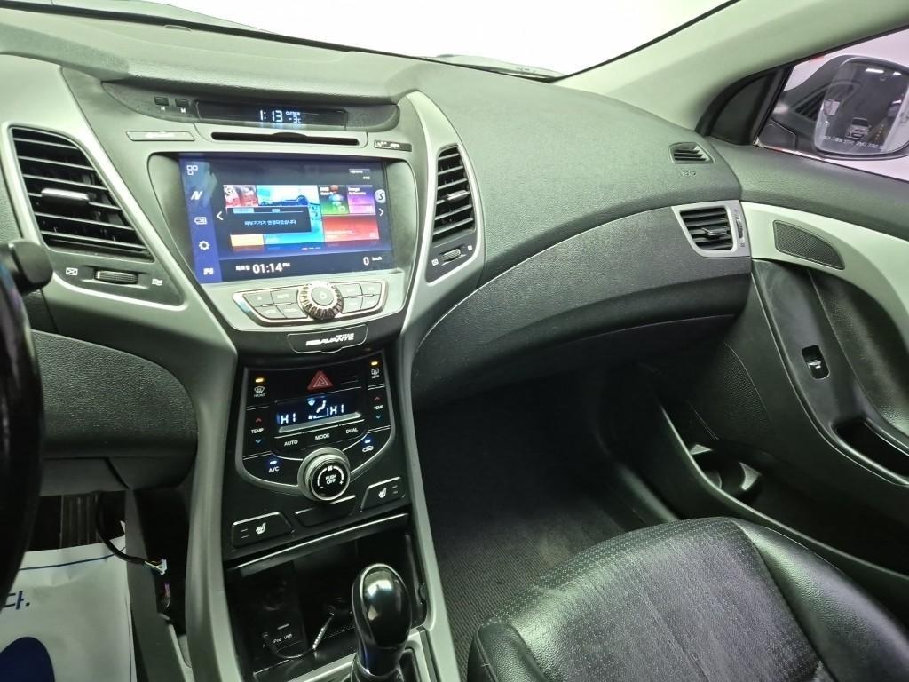 HYUNDAI Avante - Vista 10