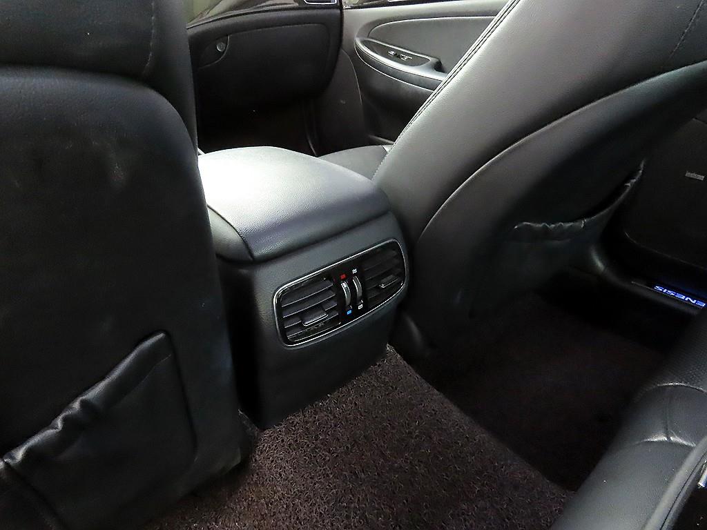 HYUNDAI Genesis - Vista 11