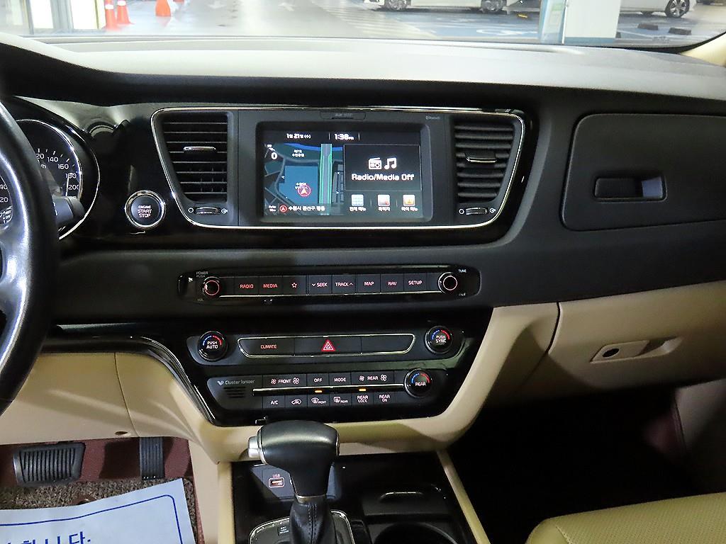 KIA Carnival - Vista 12