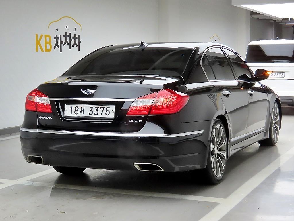 HYUNDAI Genesis - Vista 4