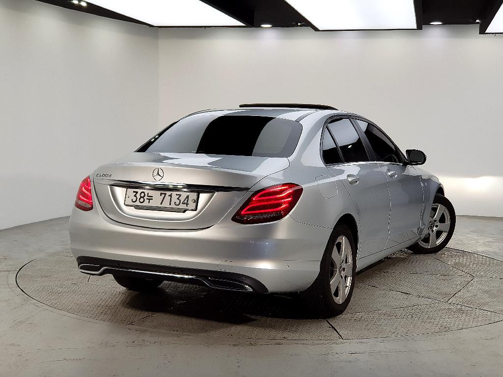 Mercedes Benz C Class - Vista 4