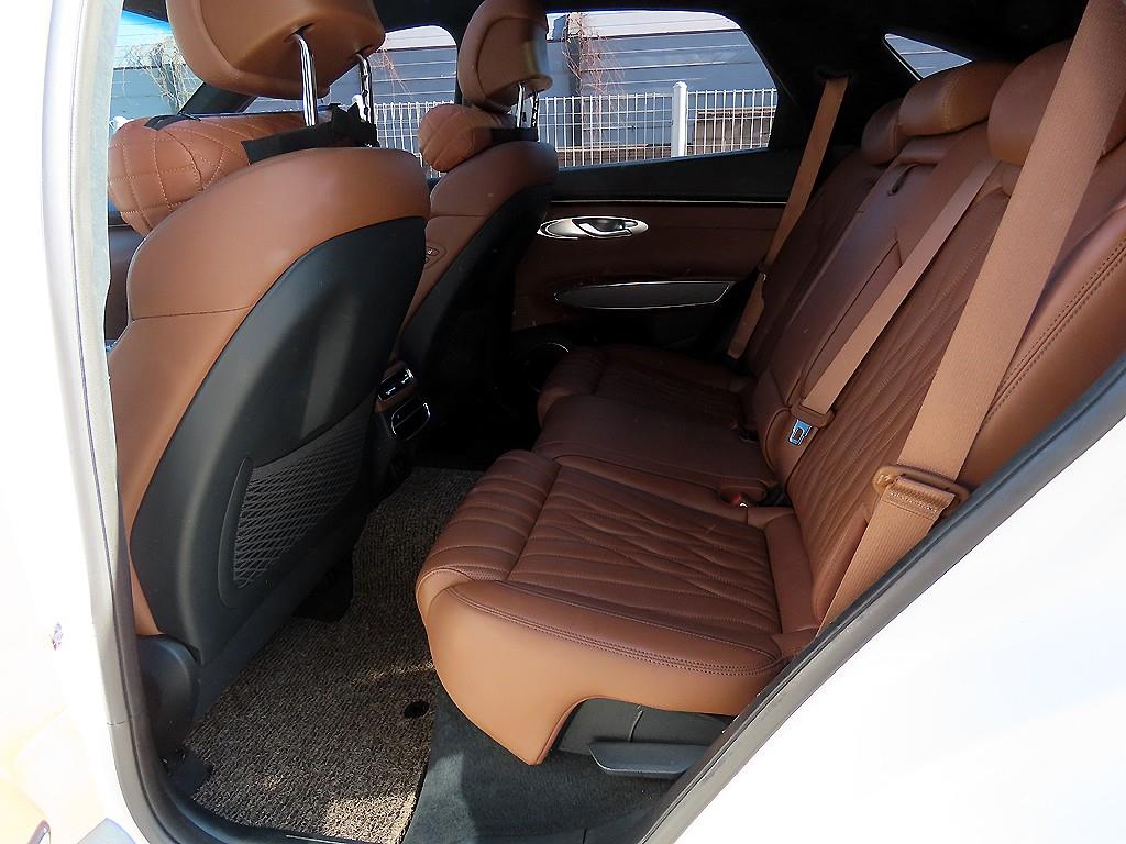 Genesis GV70 - Vista 6