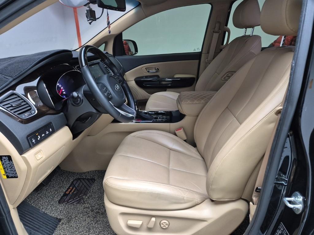 KIA Carnival - Vista 11