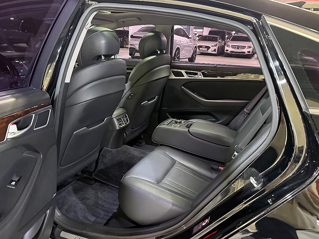 HYUNDAI Genesis - Vista 8