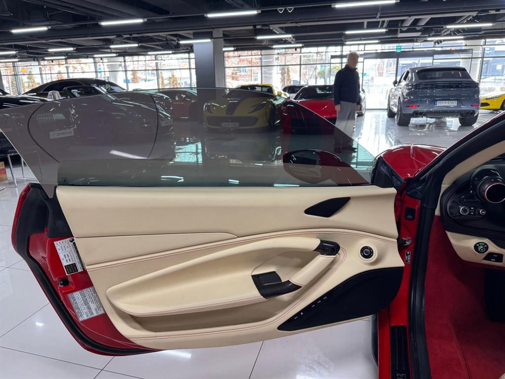 Ferrari F8 - Vista 5