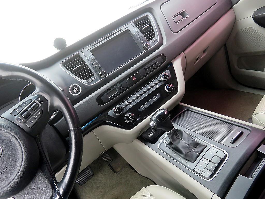 KIA Carnival - Vista 11