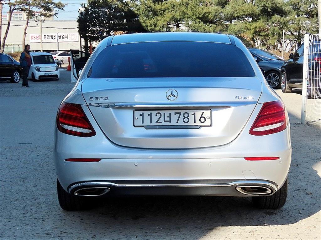 Mercedes Benz E class - Vista 4