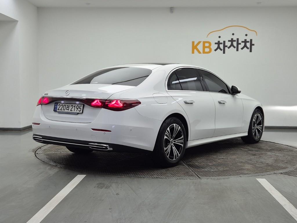 Mercedes Benz E class - Vista 4