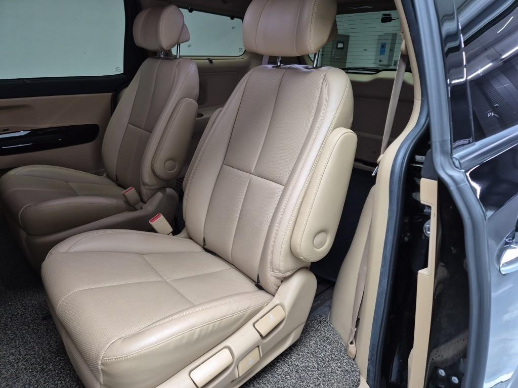 KIA Carnival - Vista 12