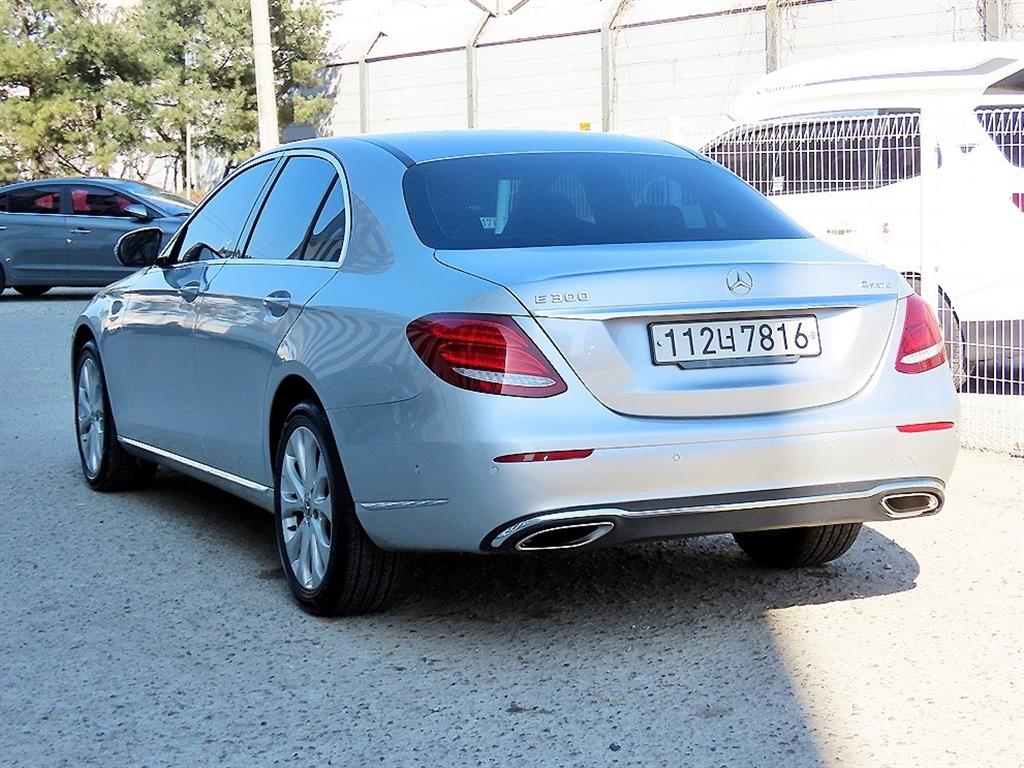 Mercedes Benz E class - Vista 3