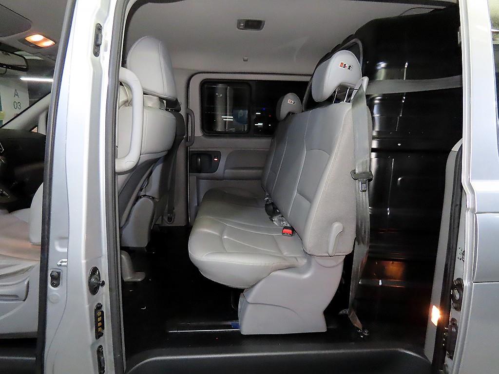 HYUNDAI Starex - Vista 7