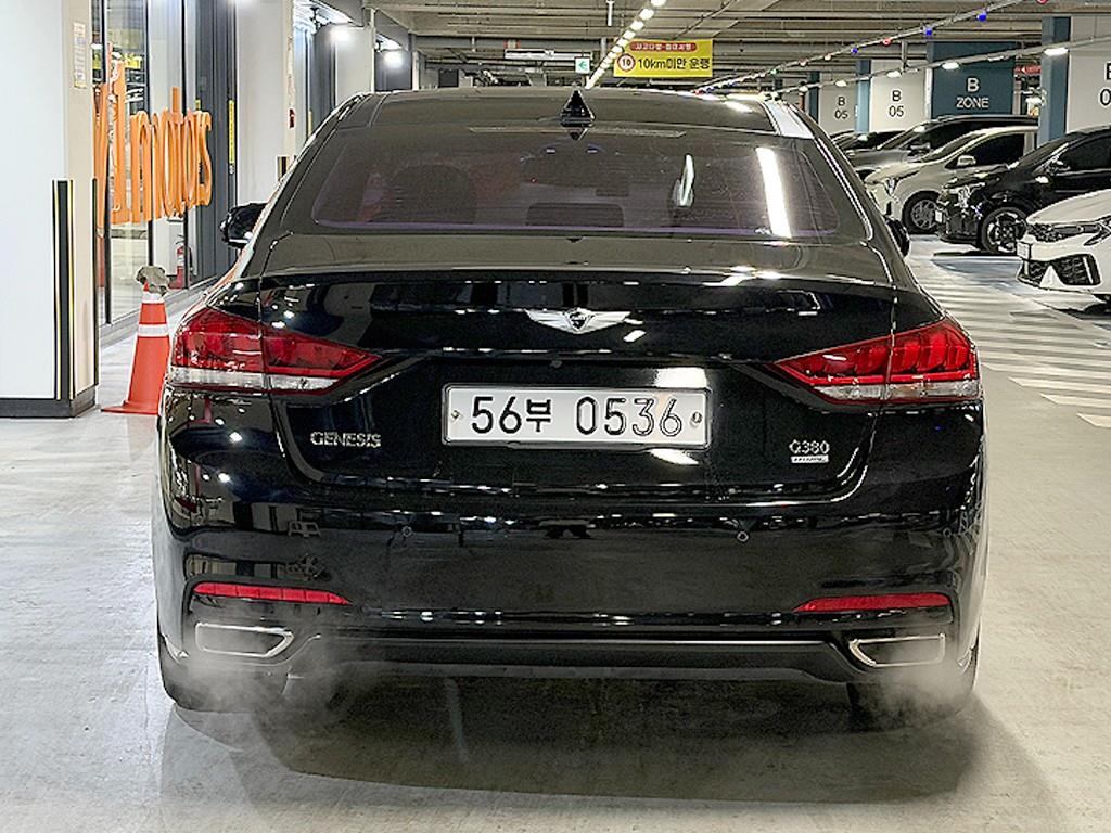 HYUNDAI Genesis - Vista 5