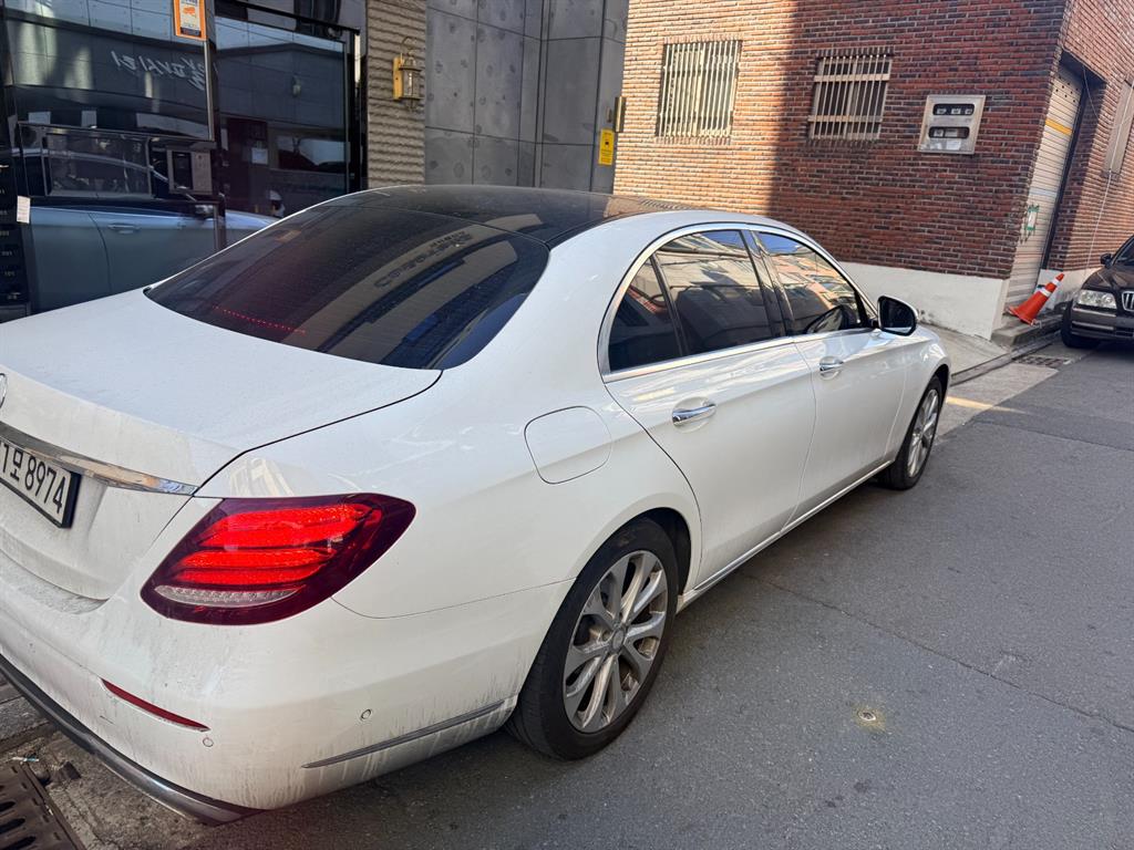 Mercedes Benz E class - Vista 4