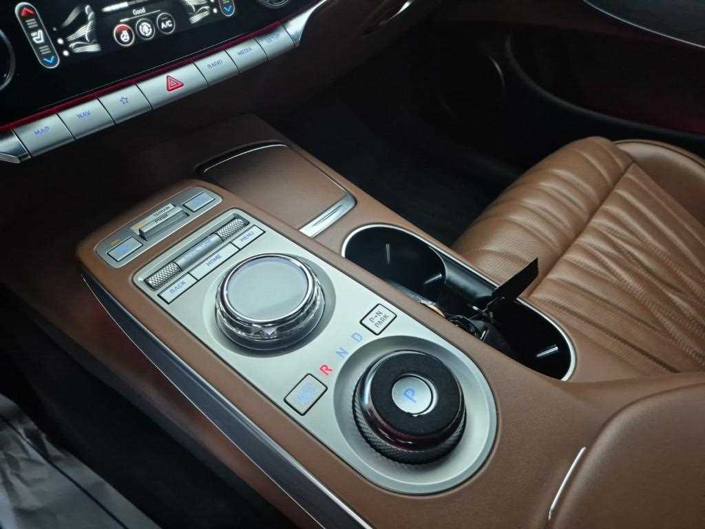 Genesis GV70 - Vista 8