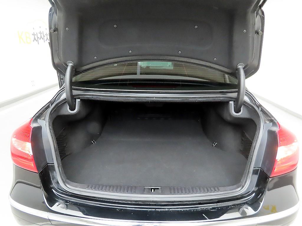 HYUNDAI Genesis - Vista 5