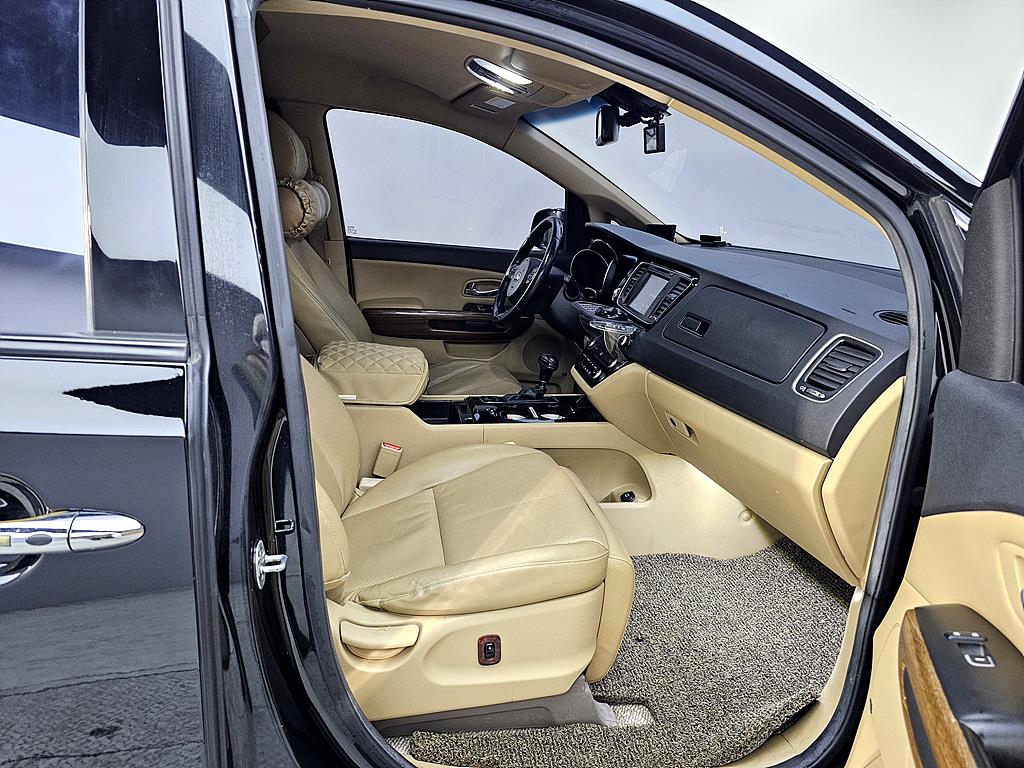 KIA Carnival - Vista 11