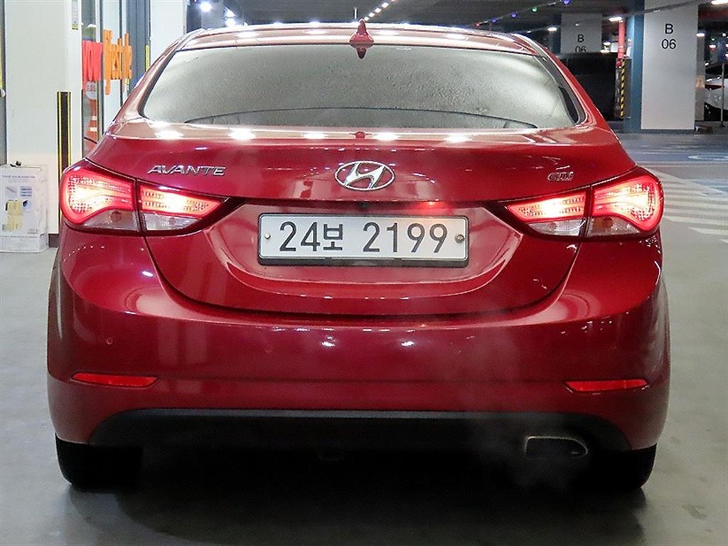 HYUNDAI Avante - Vista 5