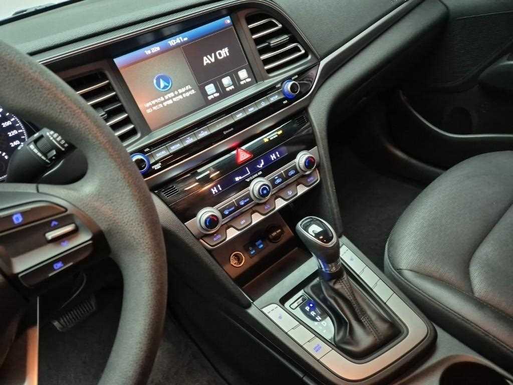 HYUNDAI Avante - Vista 10