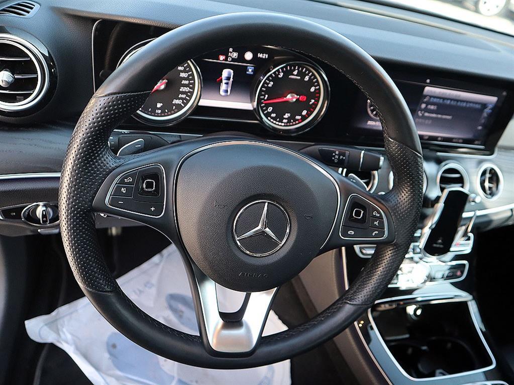 Mercedes Benz E class - Vista 8