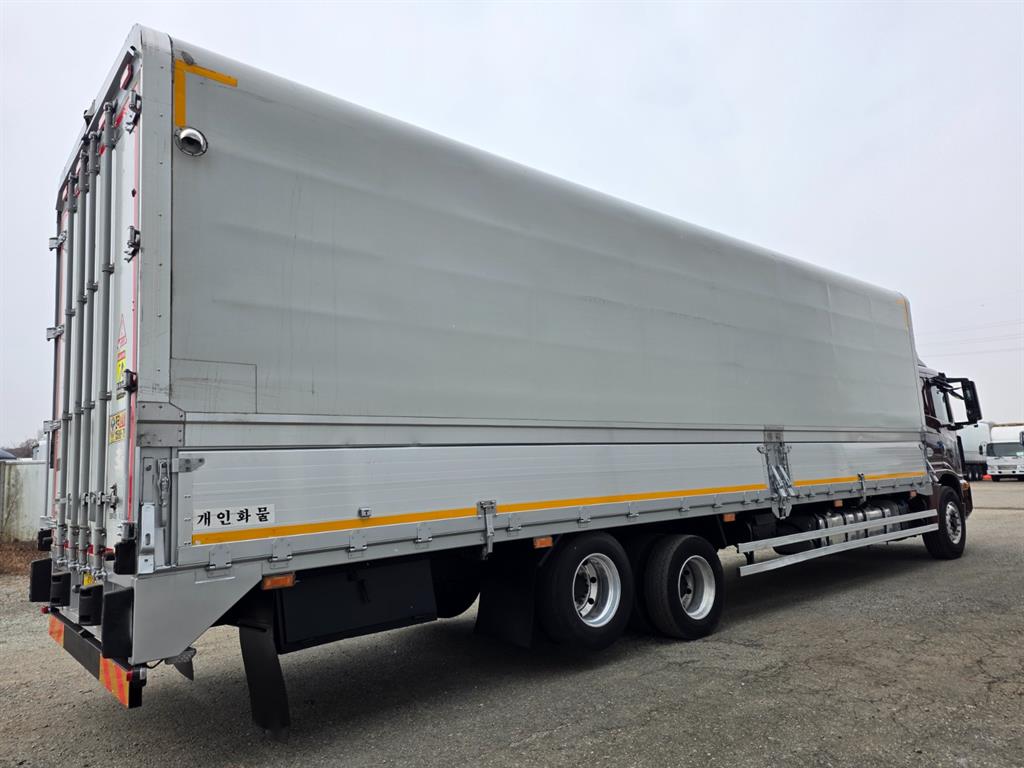 medium and large cargo truck - Vista 6