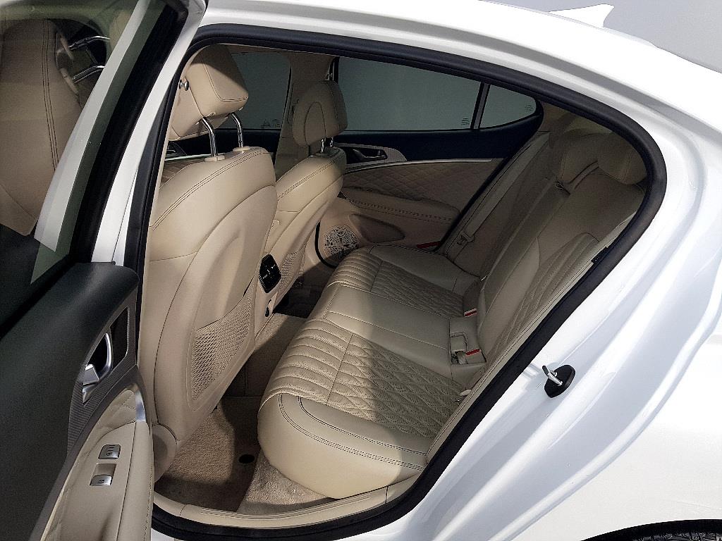 Genesis G70 - Vista 9