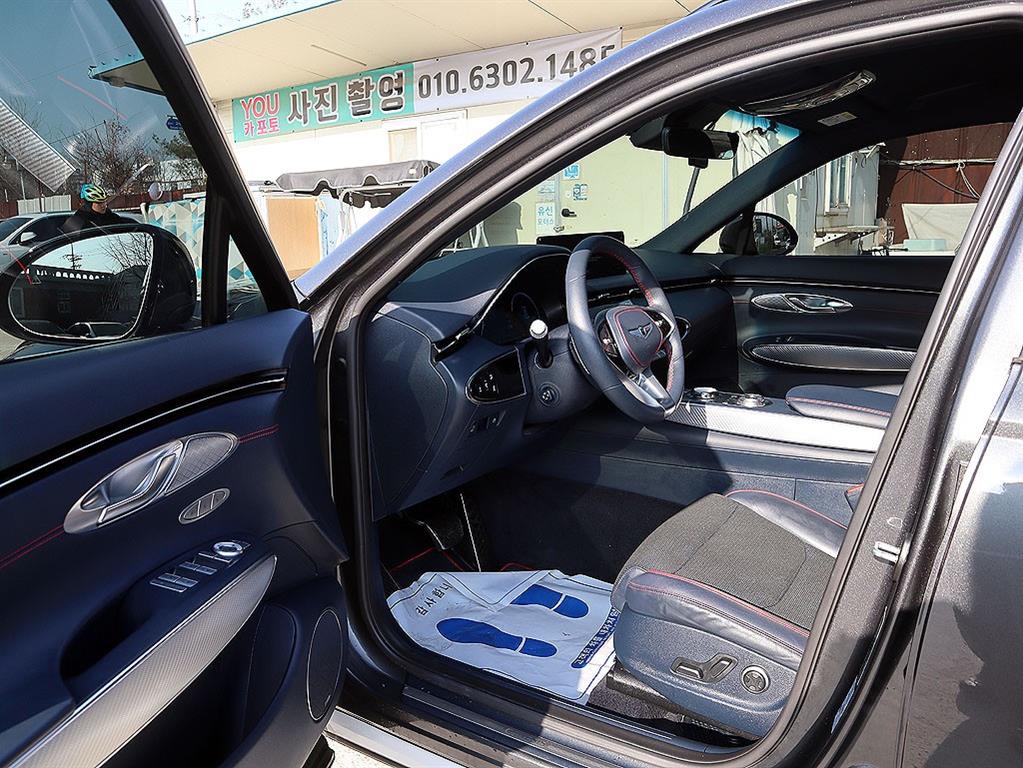 Genesis GV70 - Vista 6