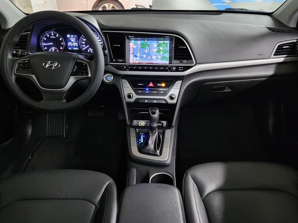 HYUNDAI Avante - Vista 5