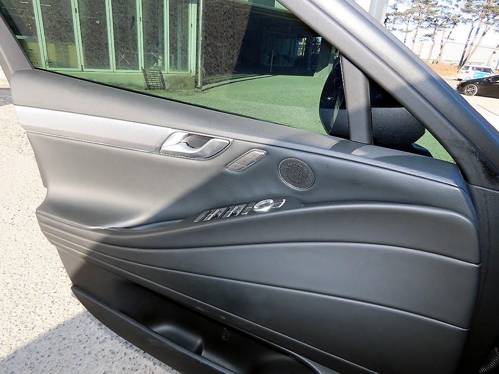 Genesis G80 - Vista 12