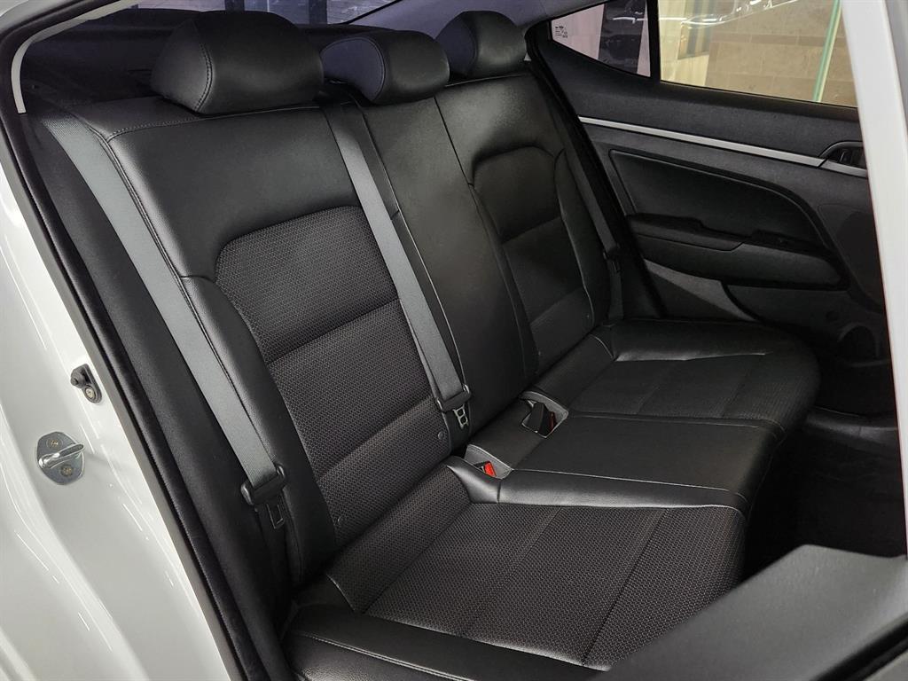 HYUNDAI Avante - Vista 10