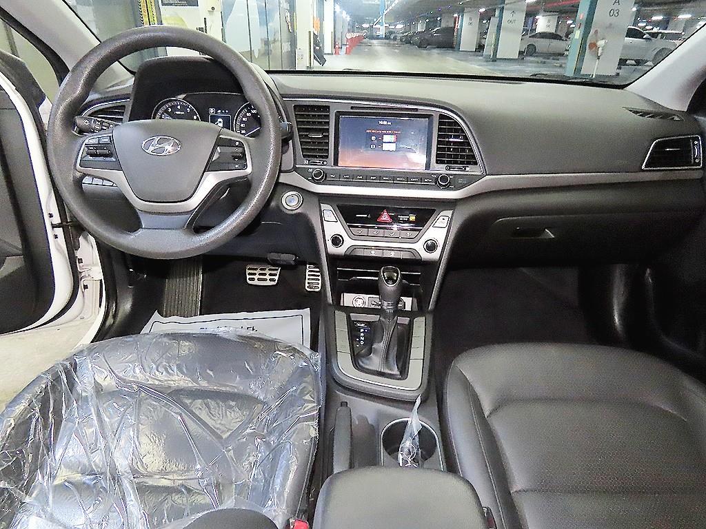 HYUNDAI Avante - Vista 10