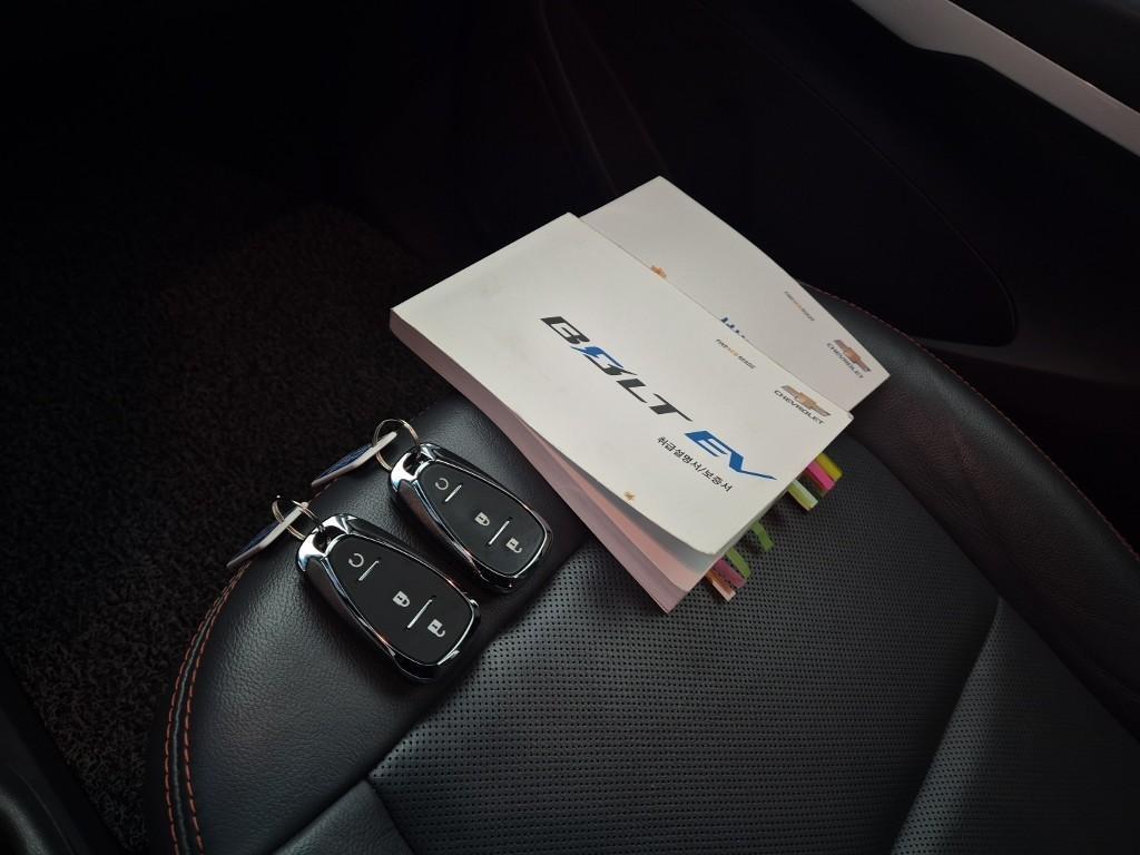 Chevrolet Bolt 2018 Plateado - Importación desde Corea - HF Imports Iquique - Foto 18