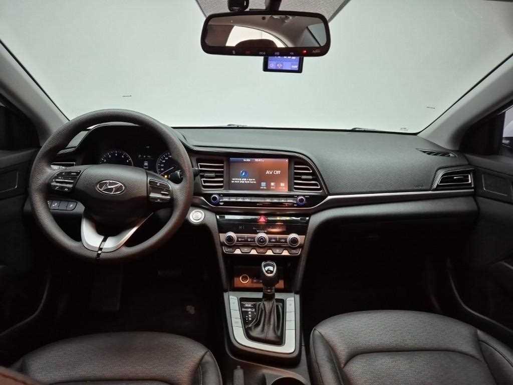 HYUNDAI Avante - Vista 7