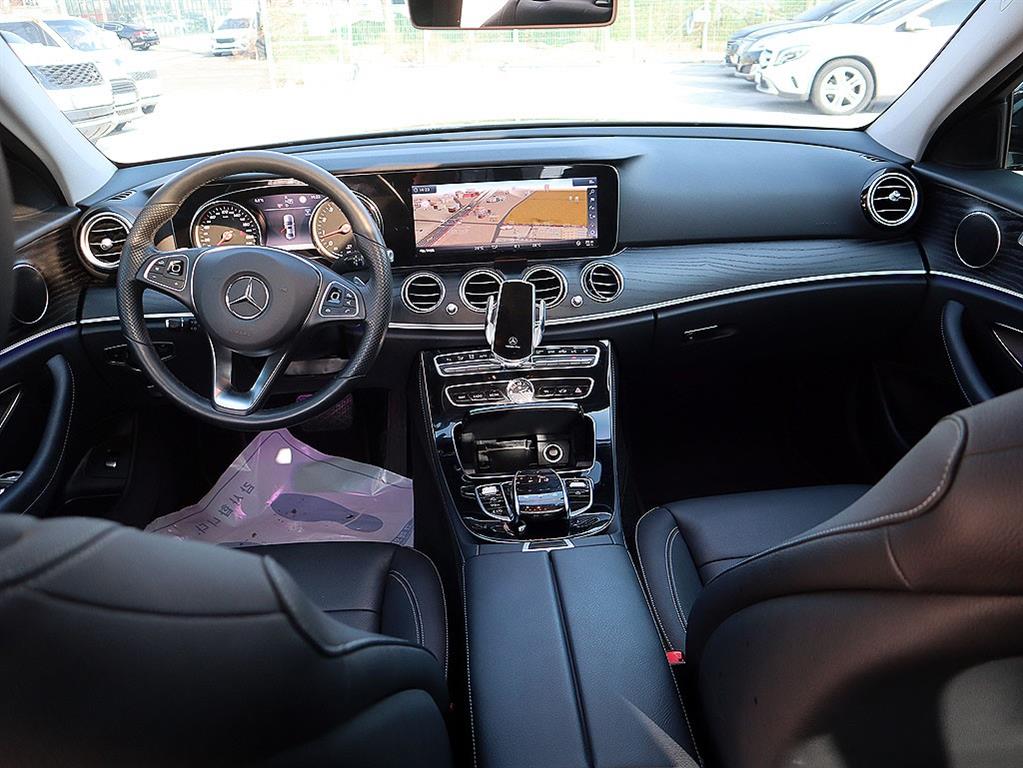 Mercedes Benz E class - Vista 5